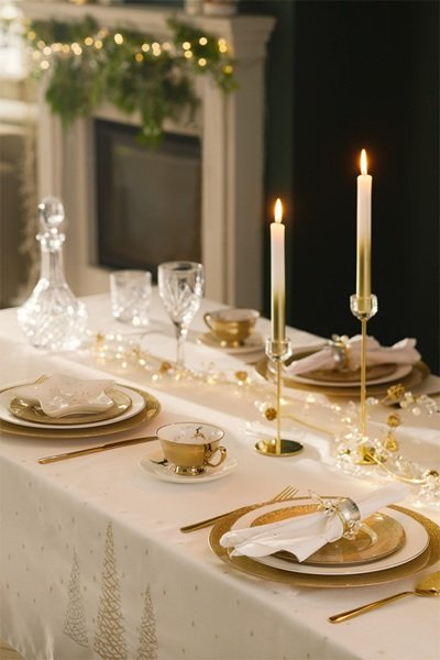 świąteczna dekoracja stołu ze złotymi dodatkami