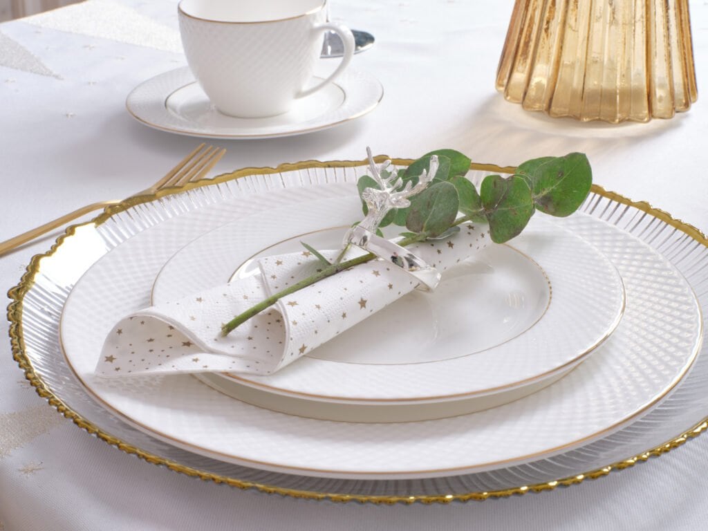 eleganckie białe talerze ze złotą obwódką