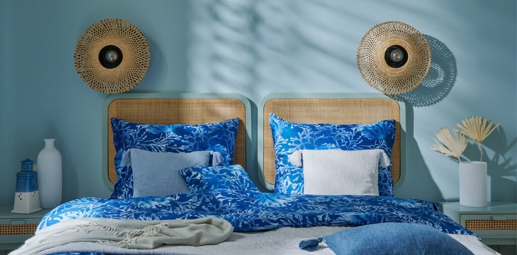 mała sypialnia z oknem