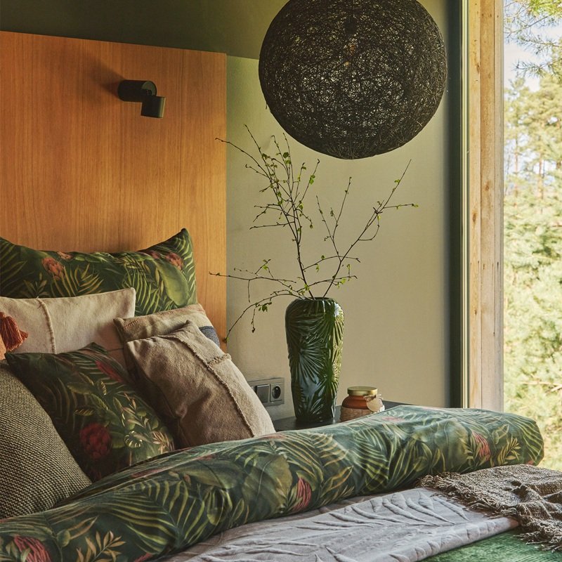 mała sypialnia z oknem