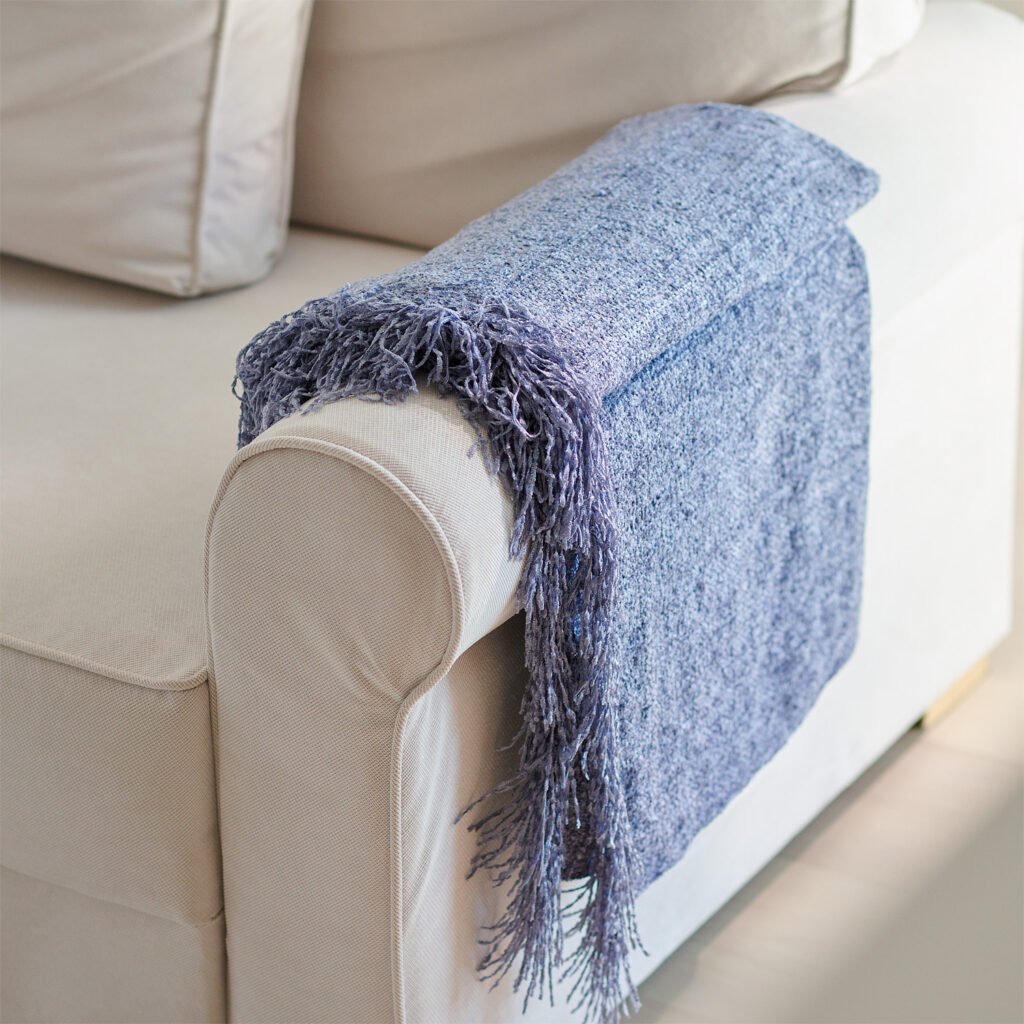 pled błękitny z frędzlami