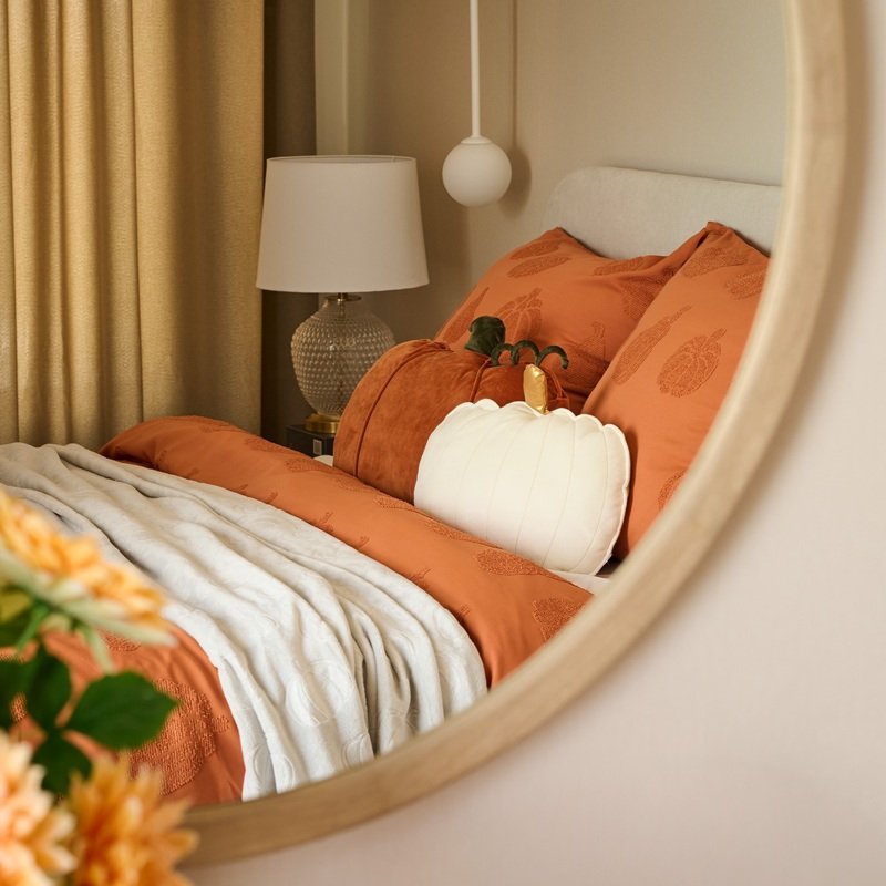 kolory jesieni - pomarańczowa pościel i poduszki dekoracyjne