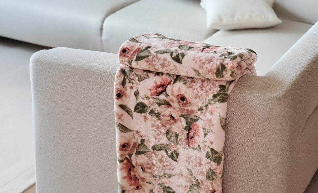 koc dekoracyjny - różowy w duże kwiaty