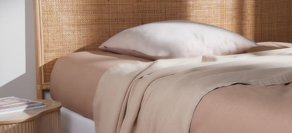 jednolita gładka narzuta na łóżko