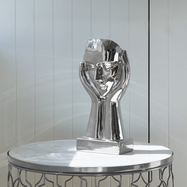 srebrna figurka twarz i ręce