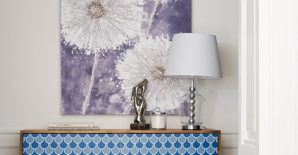 srebrne dekoracje glamour - srebrna figurka i lampa glamour