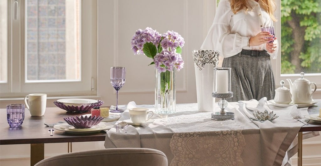 srebrne dekoracje na stół - srebrne świeczniki