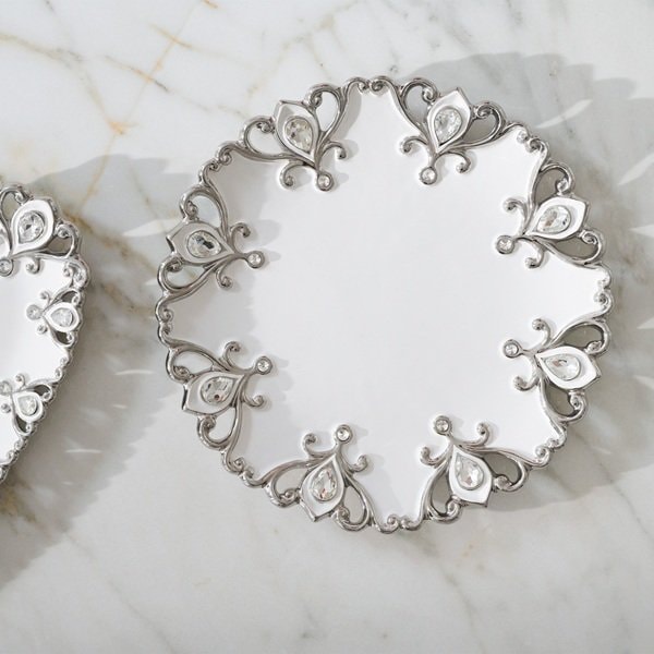 srebrne dekoracje na stół - dekoracyjny talerz glamour