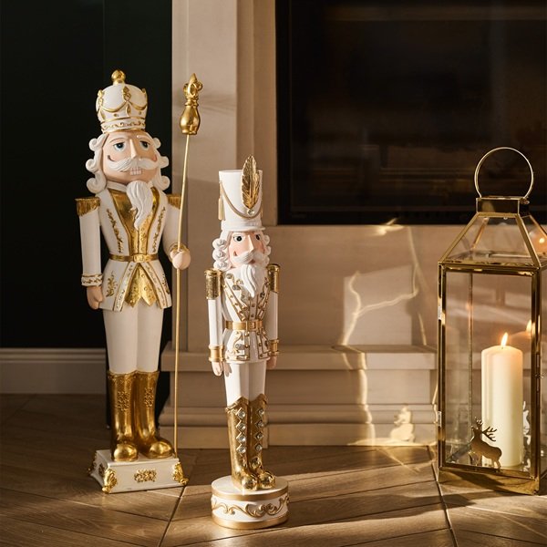 lampion i figurki dziadka do orzechów