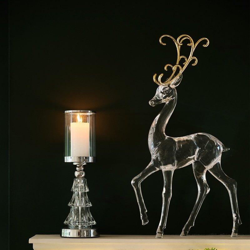 szklany świecznik i figurka renifera