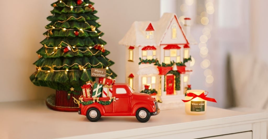 świąteczne figurki - bialy domek led oraz samochód z choinką