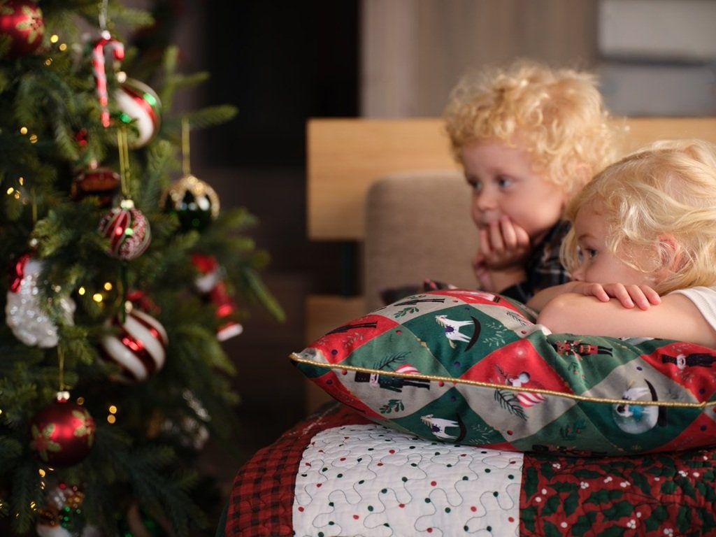 klasyczne dekoracje salonu na Boże Narodzenie