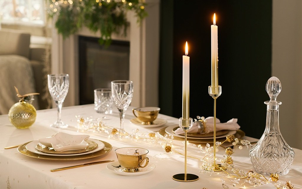 dekoracja świątecznego stołu ze złotem i kryształami