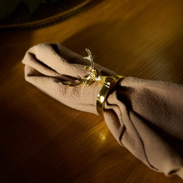 złota obrączka na serwetki z reniferem