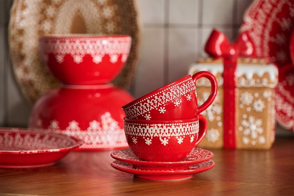 czerwone dekoracyjne filiżanki i pojemniki z kamionki
