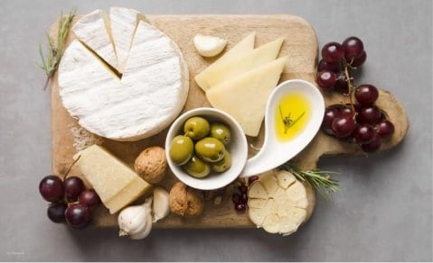 sery, orzechy i winogrona na drewnianej desce -  deska serów 