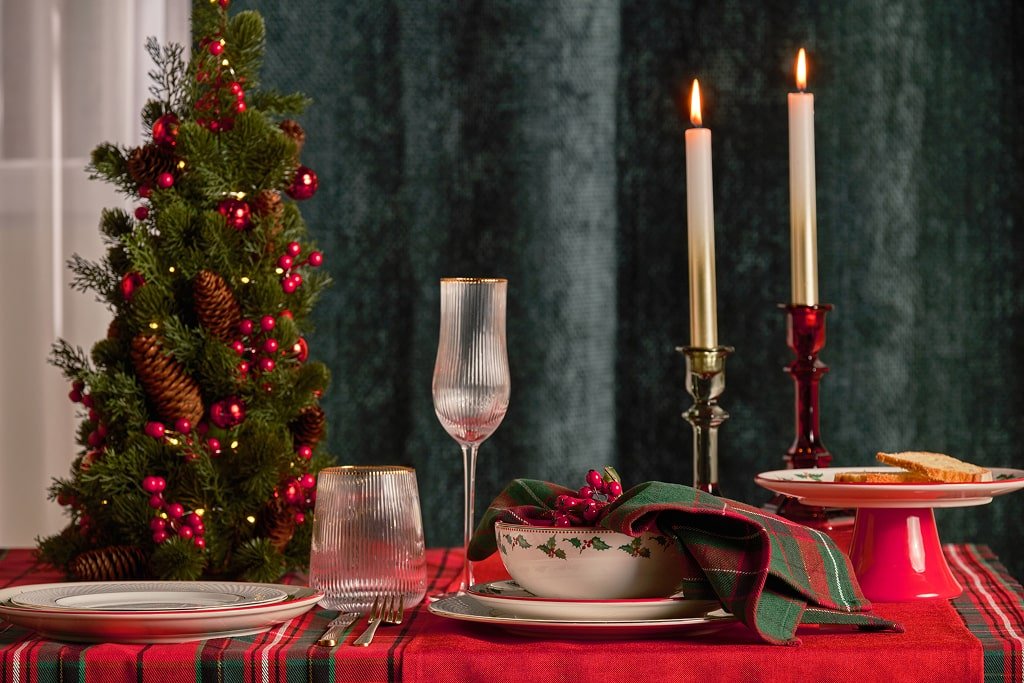 klasycznie udekorowany stół świąteczny - tekstylia świąteczne