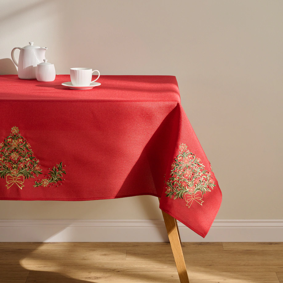 elegancki obrus czerwony z haftowanymi choinkami - tekstylia świąteczne
