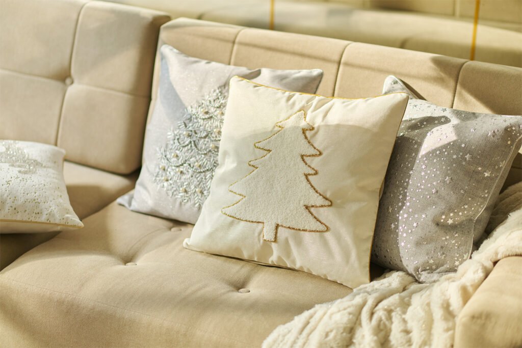 eleganckie poduszki i poszewki świąteczne z aplikacjami choinek - tekstylia świąteczne
