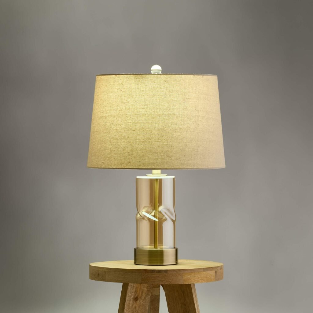 elegancka lampa stołowa z dekoracyjną podstawą