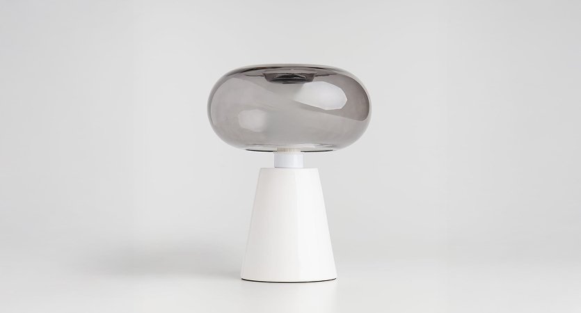 nowoczesna lampa w kształcie grzybka ze szklanym abażurem - lampy stołowe