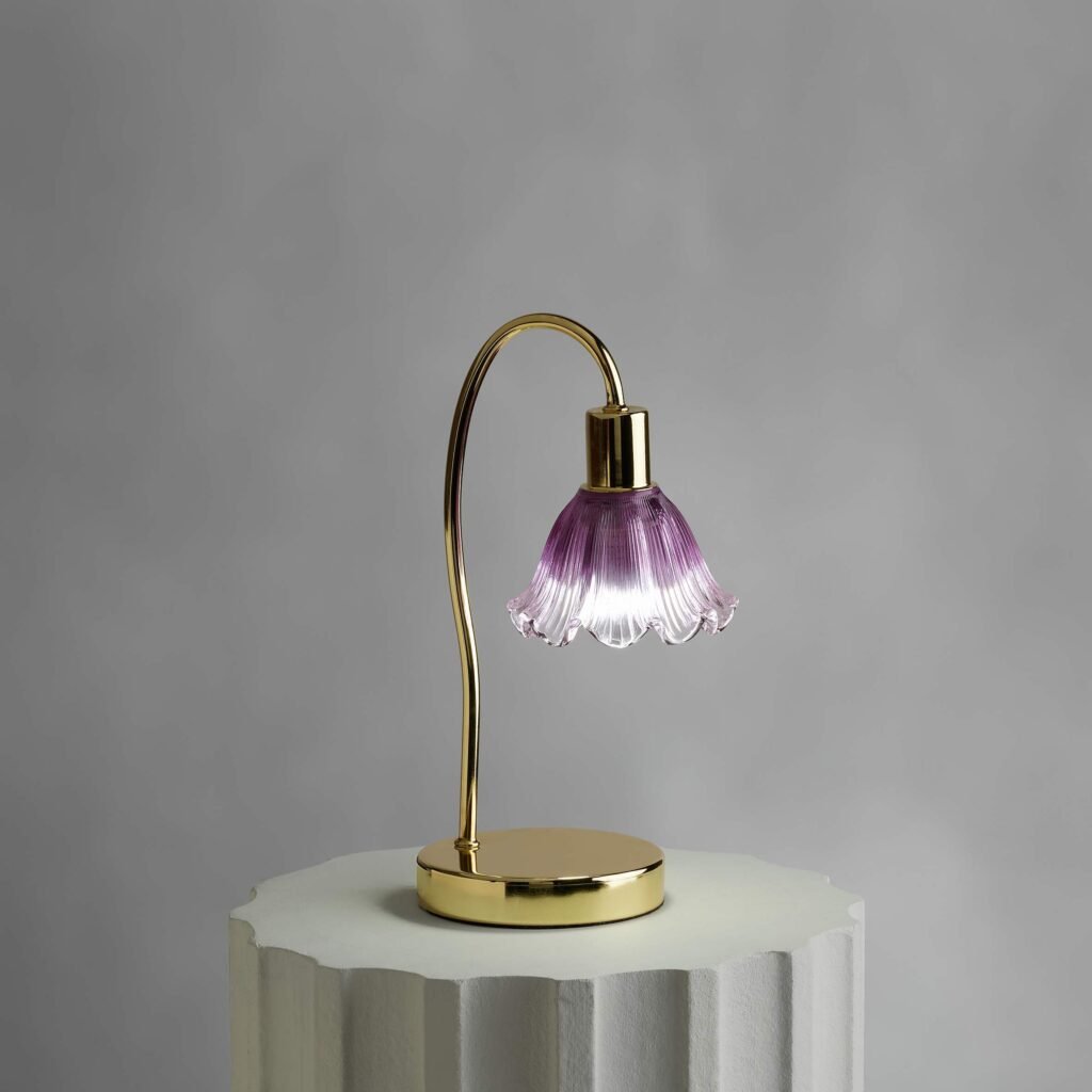 lampa stołowa w stylu retro z abażurem w kształcie kwiatu