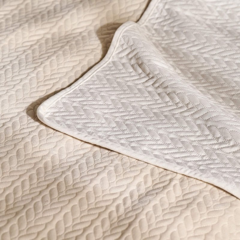 jasnokremowa narzuta na kanapę lub narzuta na łóżko