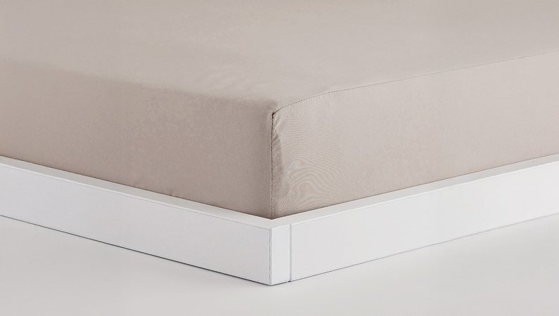 beżowe prześcieradło z gumką na materac