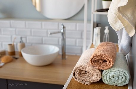 kolorowe ręczniki łazienkowe złożone w rulony