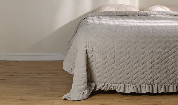 narzuta na łóżko szara z falbaną