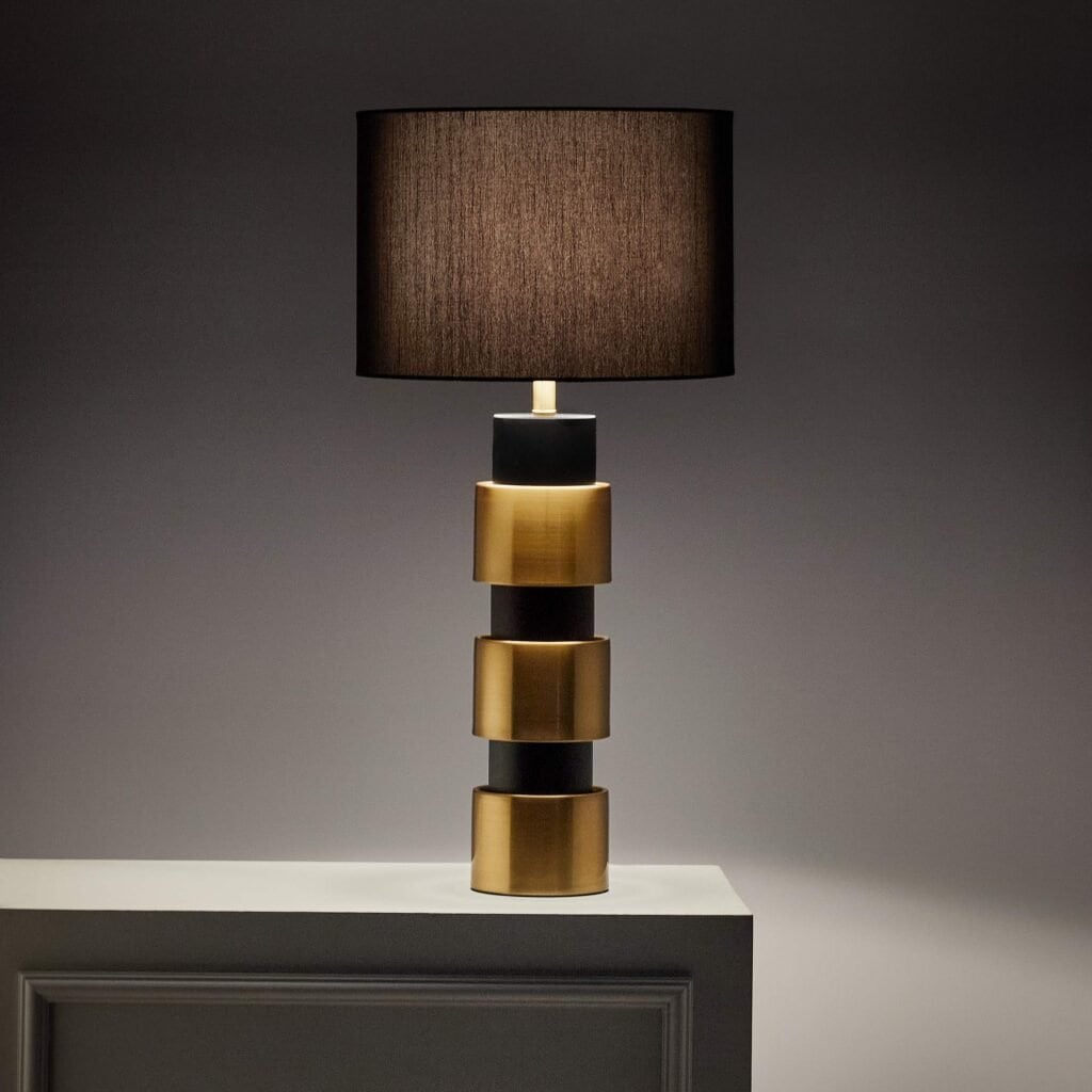 elegancka nowoczesna wysoka lampa stołowa z ciemnym abażurem