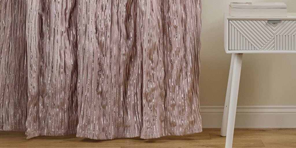 marszczone zaslony - jak odświeżyć zasłony bez prania