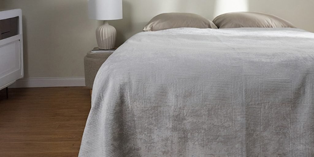 narzuta-na-lozko szara narzuta - narzuty na łóżko jak prać