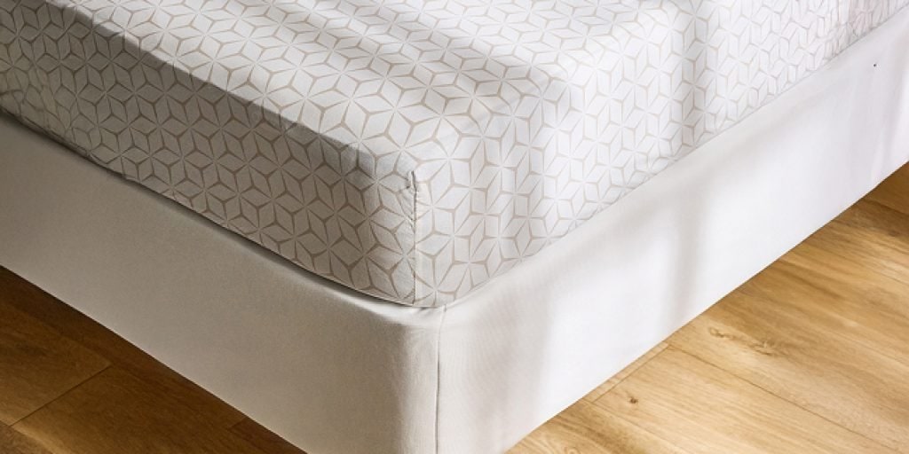 prześcieradło z gumką na wysokim materacu