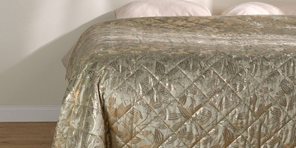 satynowa-narzuta-na-lozko-pikowana złocista tłoczona i pikowana narzuta na łóżko