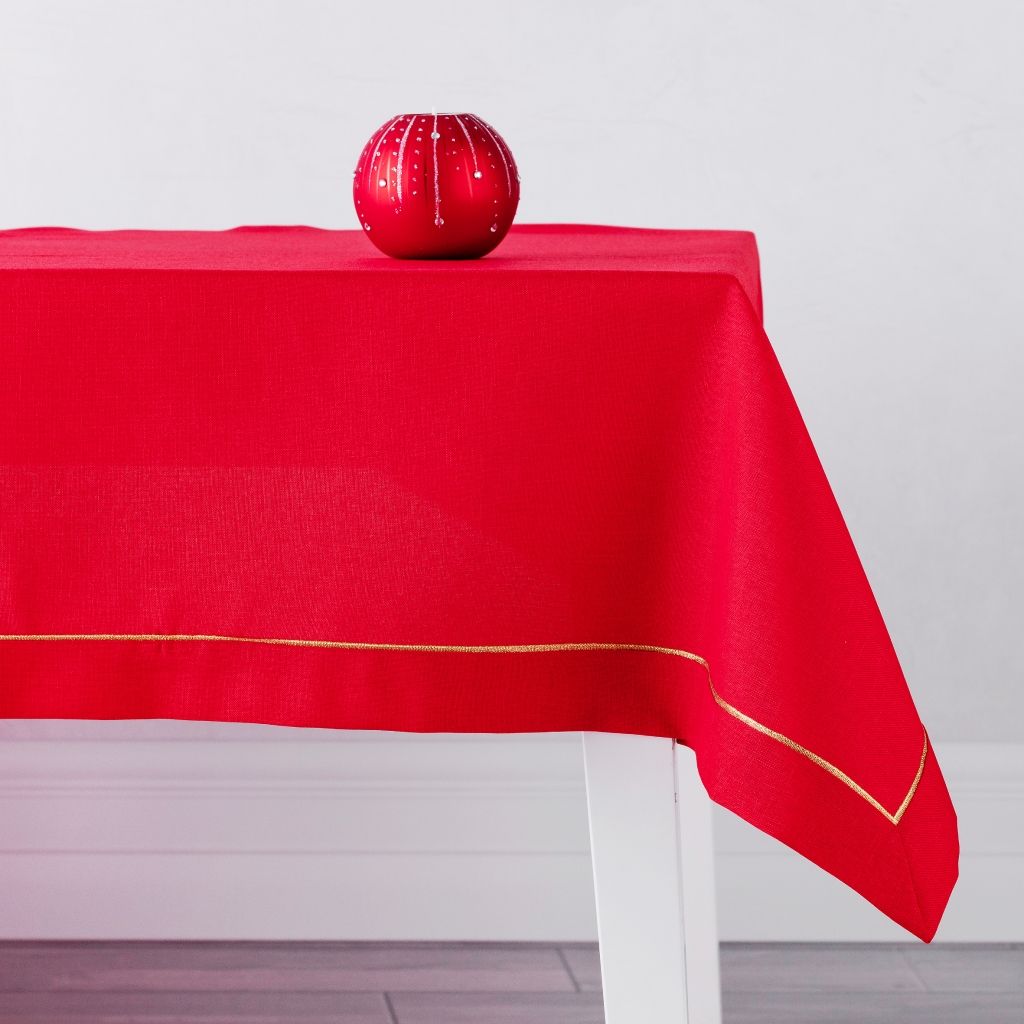 jak-udekorować-stół-na-boże-narodzenie-czerwony-obrus-na-stole-świeczka